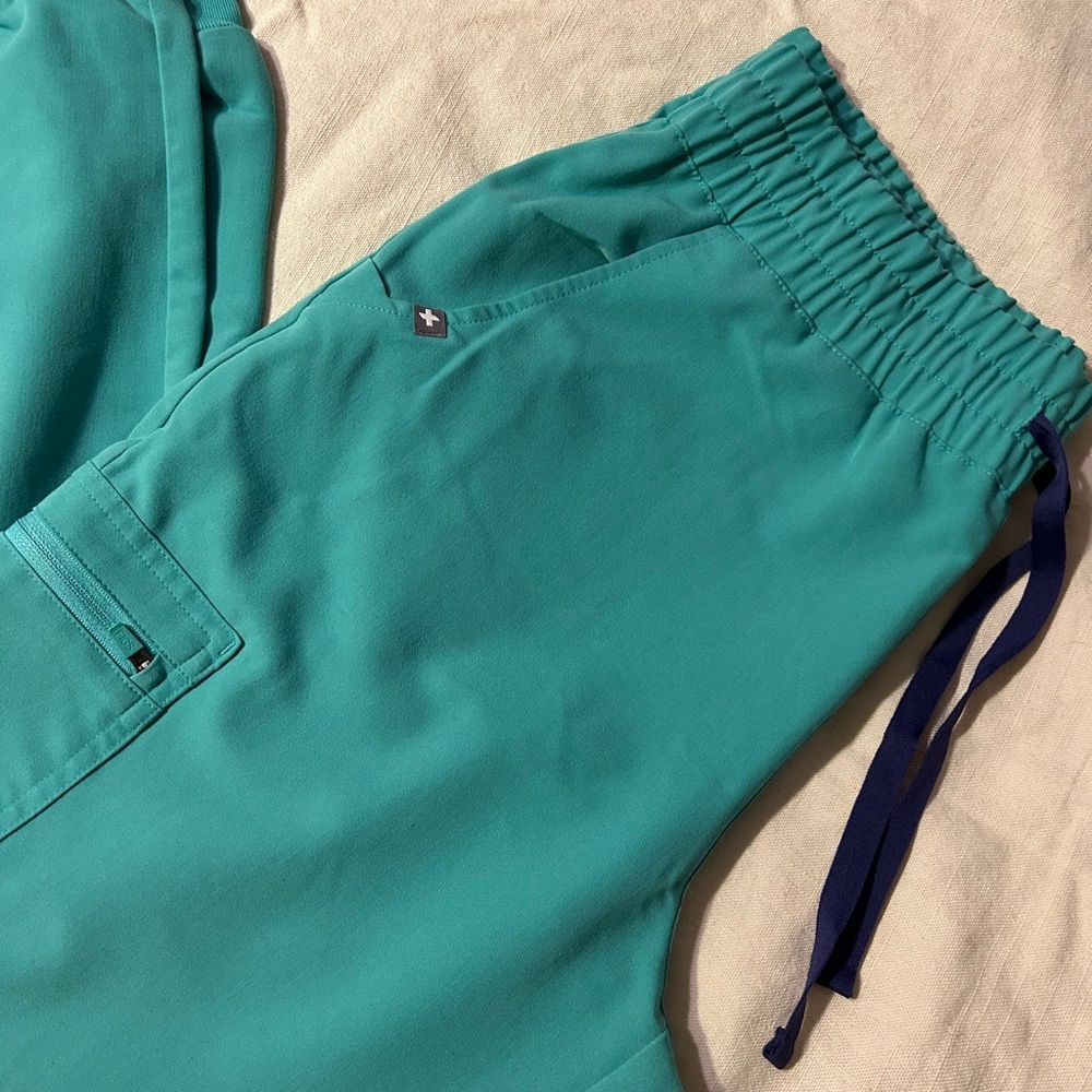 FIGS Surgical Green Jogger Scrub Pants - Picture 2 of 6
